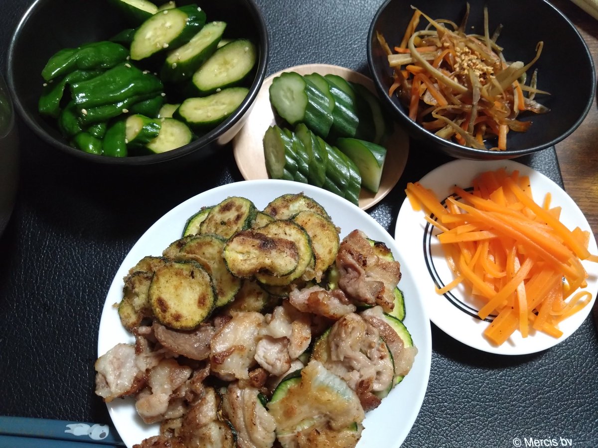 Wh_Java_sparrow's tweet photo. こんばんは🌃
何故か寝れずにこんな時間…
昨日は親子丼（少し濃い目にし過ぎました…）と大根・キャベツ・人参の温野菜、今日は豚肉とズッキーニの焼き物、きんぴらゴボウ、人参シリシリを作りました♪
休みの日はなるべく野菜を多めに食べるように気をつけています☘️
#おうちごはん https://t.co/gztwGM5IIh