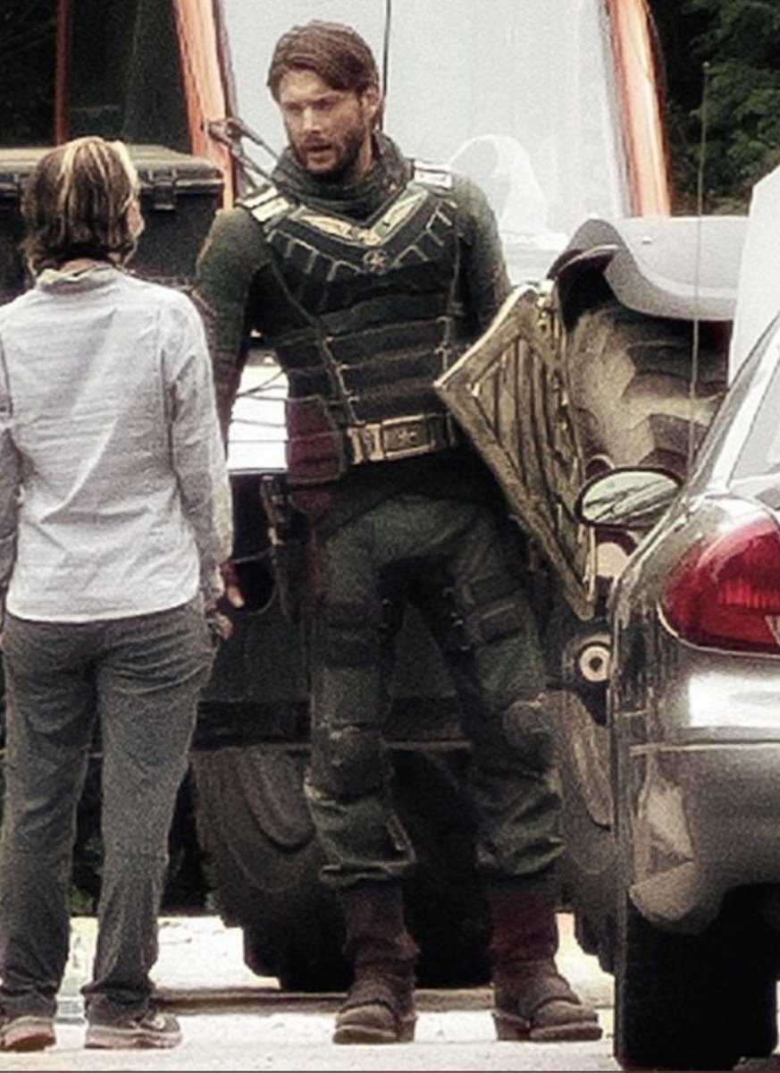 SrAzten's tweet photo. tem algumas fotos do jensen q eu fico CARALHO o homem é ENORME 
e essa é uma delas. https://t.co/oqu0KWhGNv