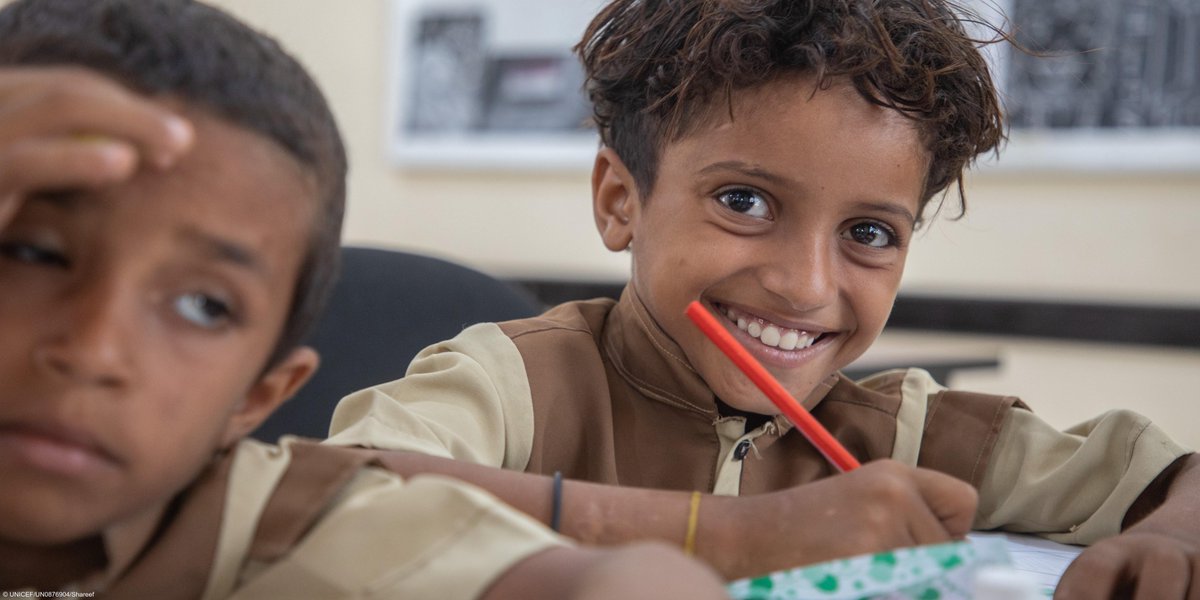 UNICEF_Yemen's tweet photo. Play is a fundamental right for #EveryChild. It helps them grow, connect, &amp; thrive 🌱

@UNICEF_Yemen provided 175 recreational kits to 21 schools in #Khawkha, #Yemen, reaching +10K children as part of a 10-month programme to support learning ✨🎨⚽

Thank you @ECHO_MiddleEast 🇪🇺 https://t.co/lVzfKp7Mht