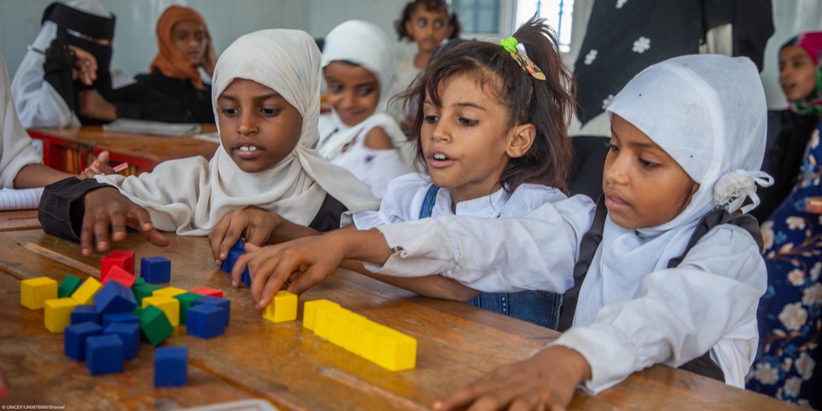 UNICEF_Yemen's tweet photo. Play is a fundamental right for #EveryChild. It helps them grow, connect, &amp; thrive 🌱

@UNICEF_Yemen provided 175 recreational kits to 21 schools in #Khawkha, #Yemen, reaching +10K children as part of a 10-month programme to support learning ✨🎨⚽

Thank you @ECHO_MiddleEast 🇪🇺 https://t.co/lVzfKp7Mht