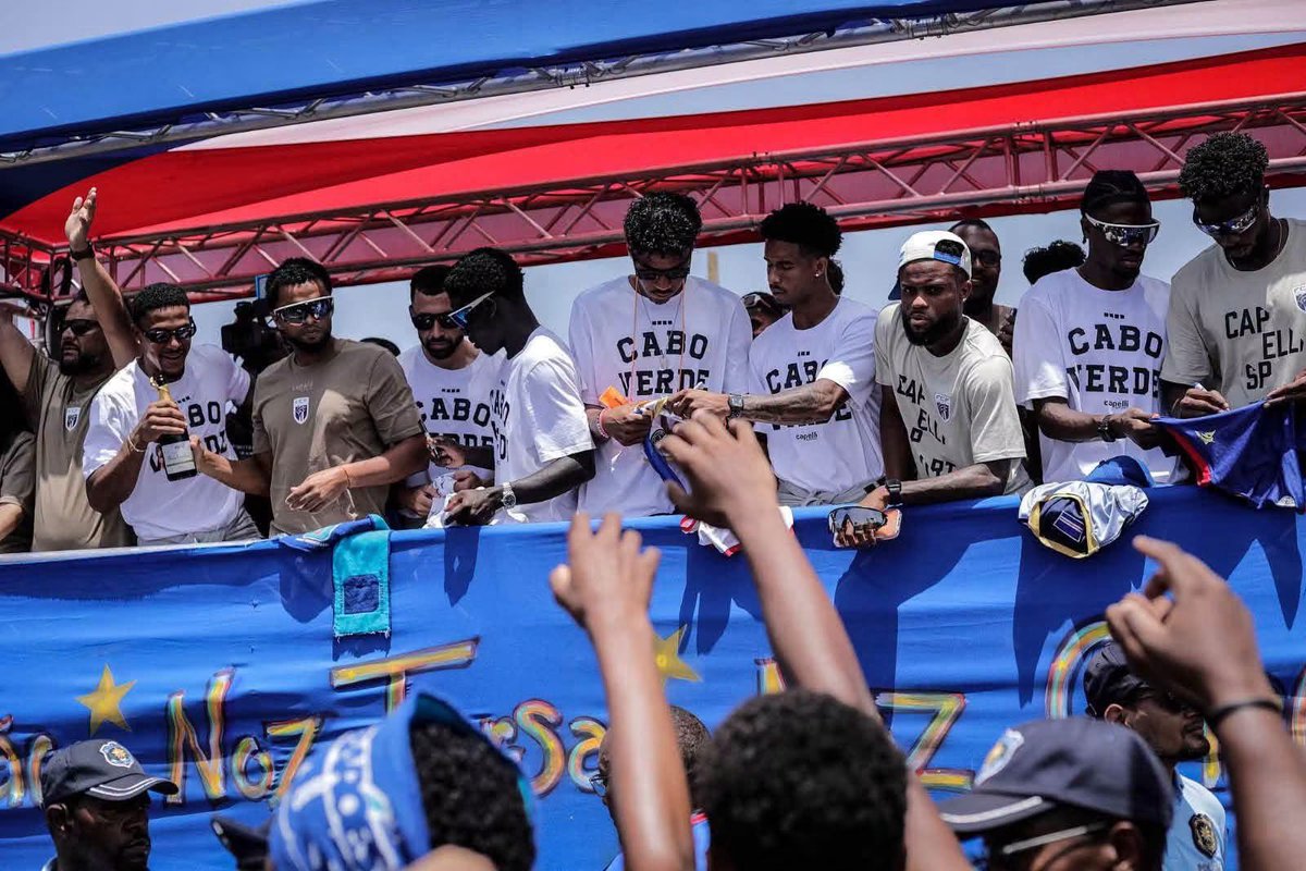 Joe__Bassey's tweet photo. Thousands of Africans flooded the streets of Cape Verde 🇨🇻 to welcome their national team home after an unforgettable World Cup campaign.

They didn’t return with the trophy, but they came back as heroes. From packed streets to nonstop singing, dancing, and waving flags, the entire country turned out to celebrate a team that made them proud.