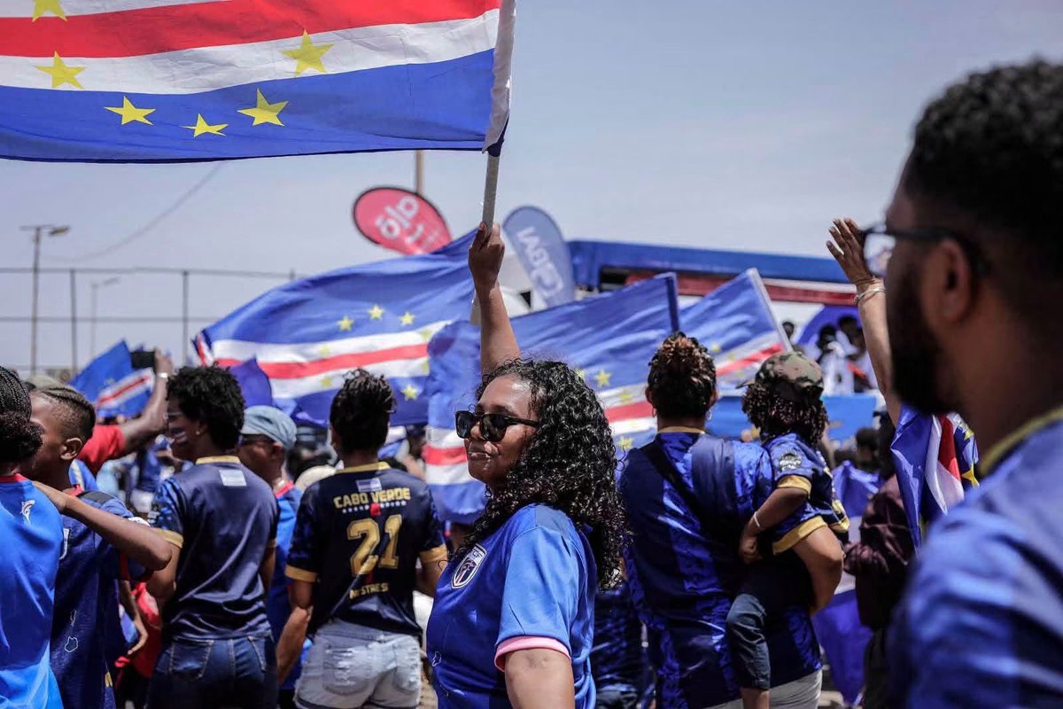Joe__Bassey's tweet photo. Thousands of Africans flooded the streets of Cape Verde 🇨🇻 to welcome their national team home after an unforgettable World Cup campaign.

They didn’t return with the trophy, but they came back as heroes. From packed streets to nonstop singing, dancing, and waving flags, the entire country turned out to celebrate a team that made them proud.