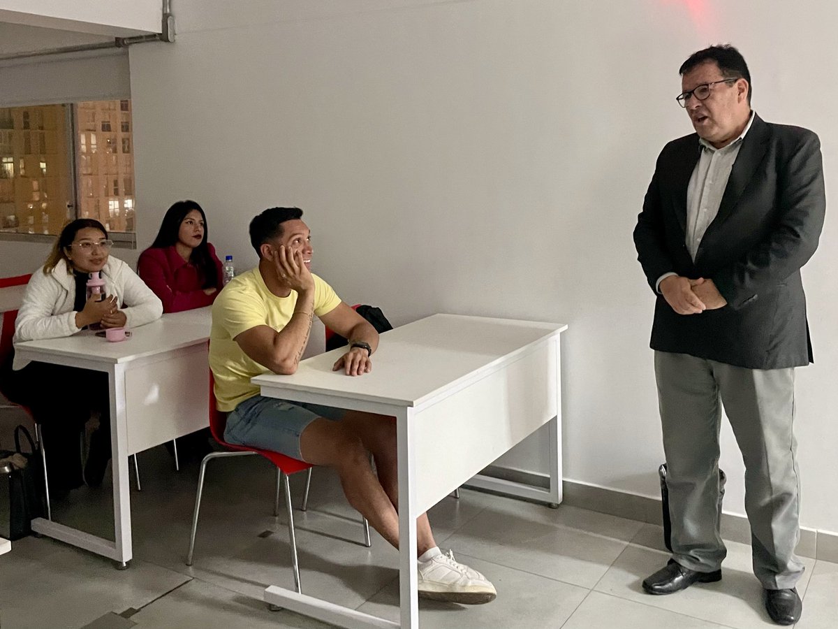 lamari_pe's tweet photo. 🎙️Aprendizajes con Martín Fernández Nieto, director de @lacatedraperu ⚽

Una buena clase también se construye con la experiencia de quien ha vivido el periodismo en la cancha, frente al micrófono y en las coberturas.

¡Gracias por compartir tu experiencia con mis estudiantes! https://t.co/2vZj4IhIhb