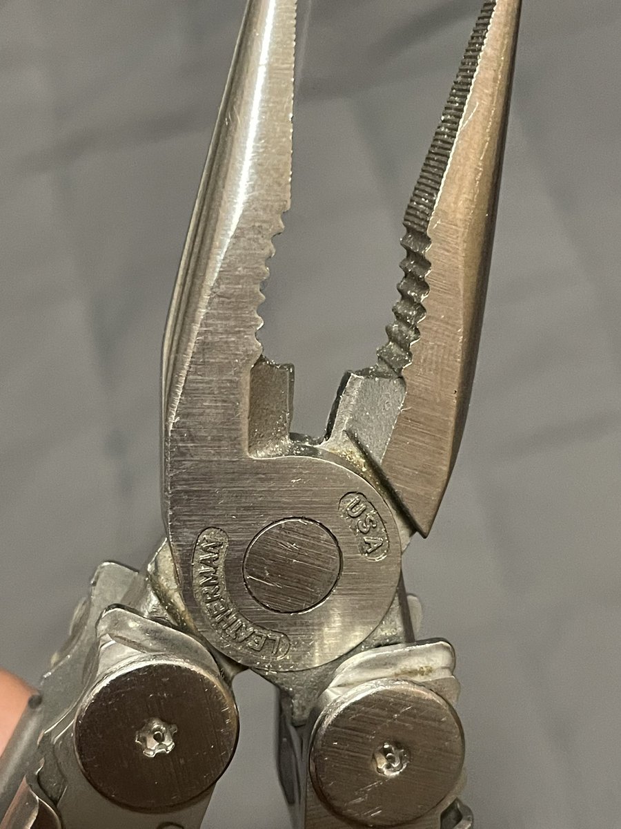 muke_maru's tweet photo. 28年前に初めて買ったレザーマン。
初代ウエーブ。
がったがたになったプライヤーと切れなくなったワイヤーカッター直したい() https://t.co/puQLgUzM7o