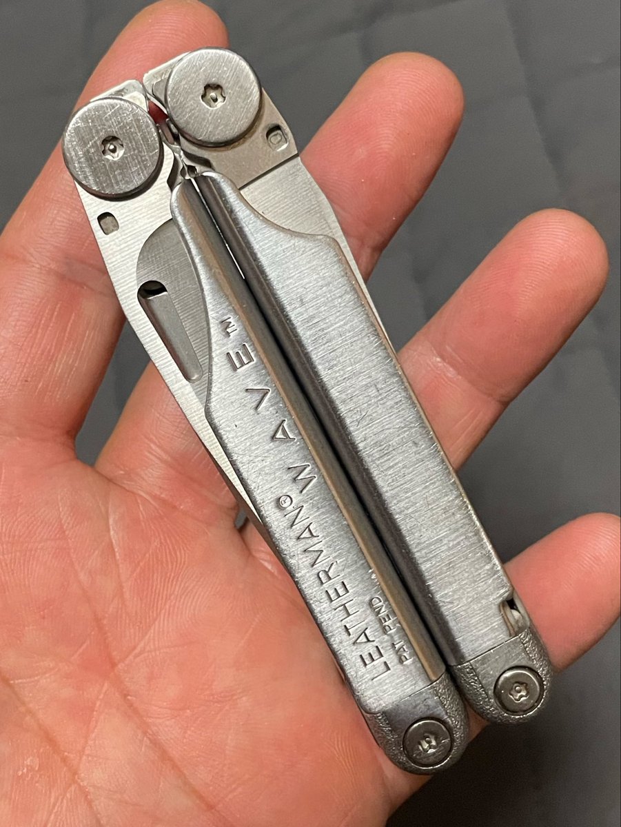 muke_maru's tweet photo. 28年前に初めて買ったレザーマン。
初代ウエーブ。
がったがたになったプライヤーと切れなくなったワイヤーカッター直したい() https://t.co/puQLgUzM7o