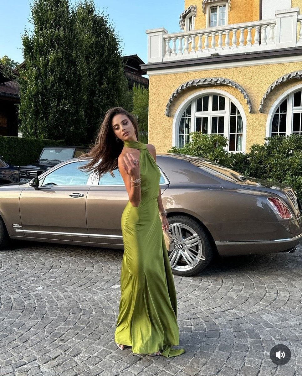 Diorgirlx's tweet photo. obsessed with this dress https://t.co/KyZzQKgAhl