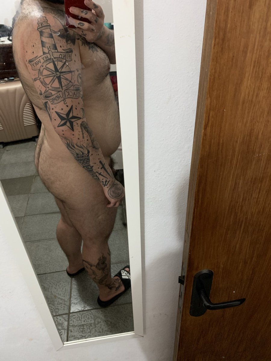 ale_bear_acl's tweet photo. Espelho, tatuagens e tesão no talo… pau duro, corpo marcado e aquele olhar de quem quer ser bem usado 😈

De frente, de lado, deitado de quatro e já segurando ele bem gostoso…

Quem quer vir brincar com isso aqui?

#CHUDAİ https://t.co/G9Ll4nkUR1
