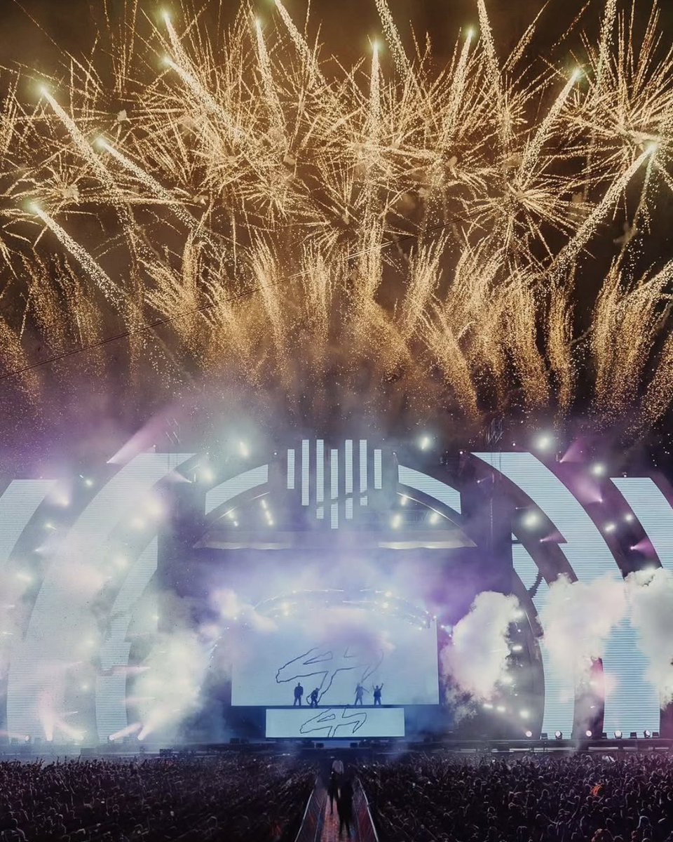 Festseasonmedia's tweet photo. After Reverze &amp; REBiRTH, 4444 OF A KIND closed out the Beats For Love’s mainstage 4️⃣4️⃣4️⃣4️⃣

(📸 via @4444fourofakind) https://t.co/jFFb3FKMWR