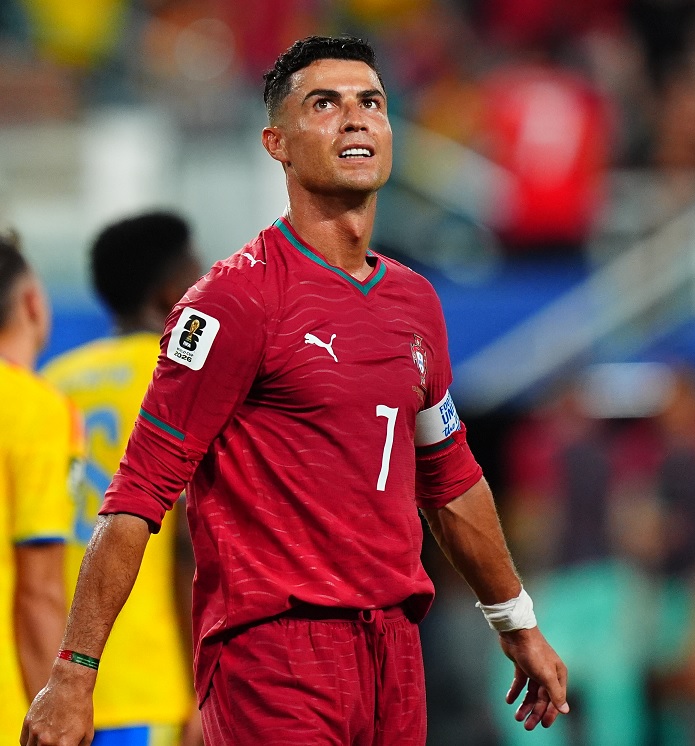futbolarena's tweet photo. 🚨 Cristiano Ronaldo: "23 yıldır beni bitirmeye çalışıyorlar. Sonunda bunun zaman kaybı olduğunu anladılar. Deniyorlar, deniyorlar, sürekli deniyorlar." https://t.co/t4pXQvgjIW