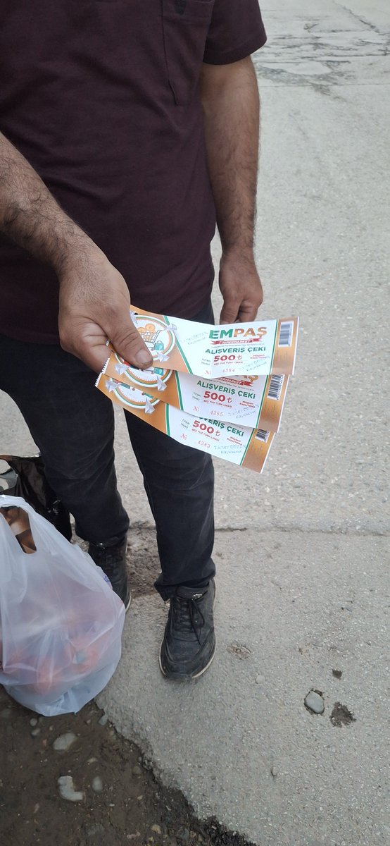 maviaydernegii's tweet photo. 05.07.2026 Pazar Hayırseverimiz Tamer ÇOBAN İlimizdeki İhtiyaç Sahibi  Ailelere Ulaştırılmak Üzere Gönderilen 2026 Yılı  Alışveriş Çekleri İhtiyaç Sahibi Yetim Öksüz Dul Yaşlı İşsiz Ailelerimize Tamer ÇOBAN Alışveriş Çeklerini Teslim Etmeye Devam Ediyoruz.  @Raydin33 https://t.co/dYnsSEv9XC