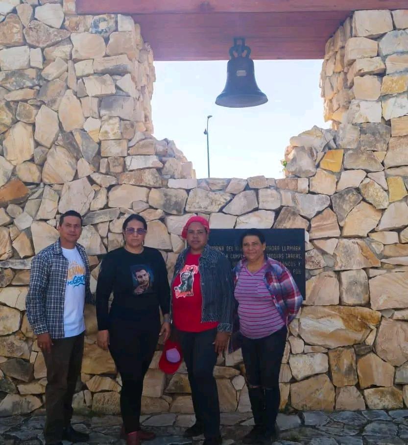 BarceloOrt92635's tweet photo. Hoy junto a manzanilleros en un trabajo productivo  cerca de uno de los lugares más emblemáticos de la historia de #Cuba La Demajagua.
Aquí comenzó la lucha y aquí sigue pero es diferente y necesaria,la de producir alimentos para lograr la  soberanía alimentaria
#ProvinciaGranma https://t.co/5v9v94NNag
