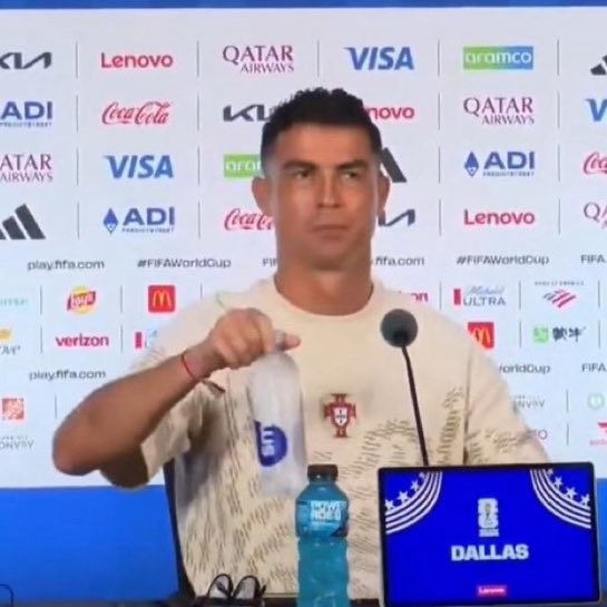 ActuFoot_'s tweet photo. Cristiano Ronaldo 🇵🇹 : « JE TERMINERAI MA CARRIÈRE QUAND JE VEUX.

PAS QUAND VOUS (les journalistes) LE VOULEZ ! 😤 »

🎙️ conf. de presse https://t.co/WIeAd6AMuo