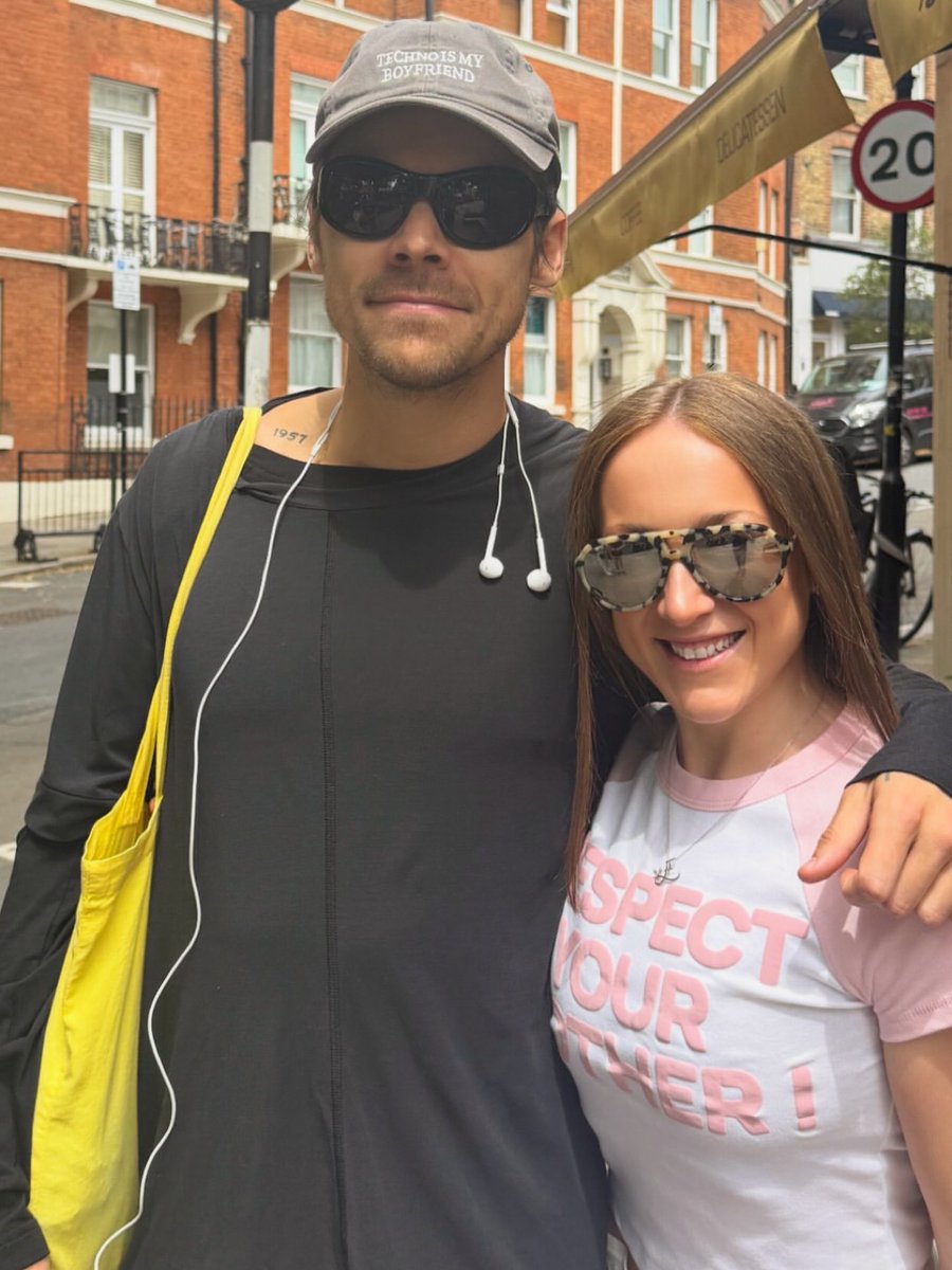 hsdaily's tweet photo. Harry with a fan while out and about in London recently (via ejedwards) https://t.co/kPPvHhdGAq