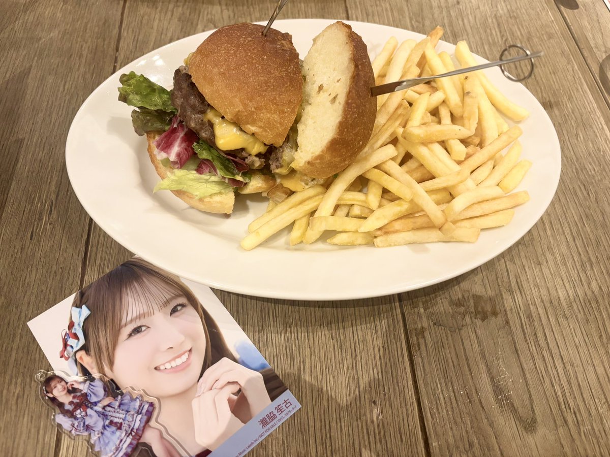 xp_shony's tweet photo. 美味しいハンバーガー食べたから記念にハンバーガー部のしょこちゃんとට ̫ < 💛 https://t.co/UgnUiE90Io