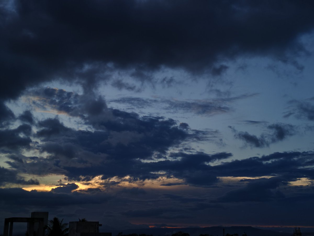 sohampc10's tweet photo. @YourbroRishabh Vivo's processing is incredible for skies. These were captured on an iQOO neo 10 https://t.co/PQfhzixkz2