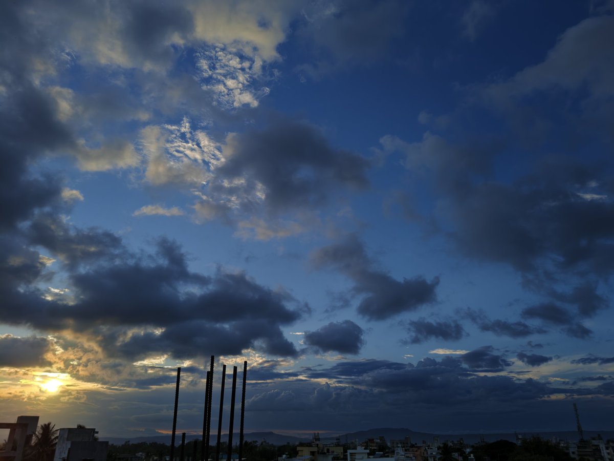 sohampc10's tweet photo. @YourbroRishabh Vivo's processing is incredible for skies. These were captured on an iQOO neo 10 https://t.co/PQfhzixkz2