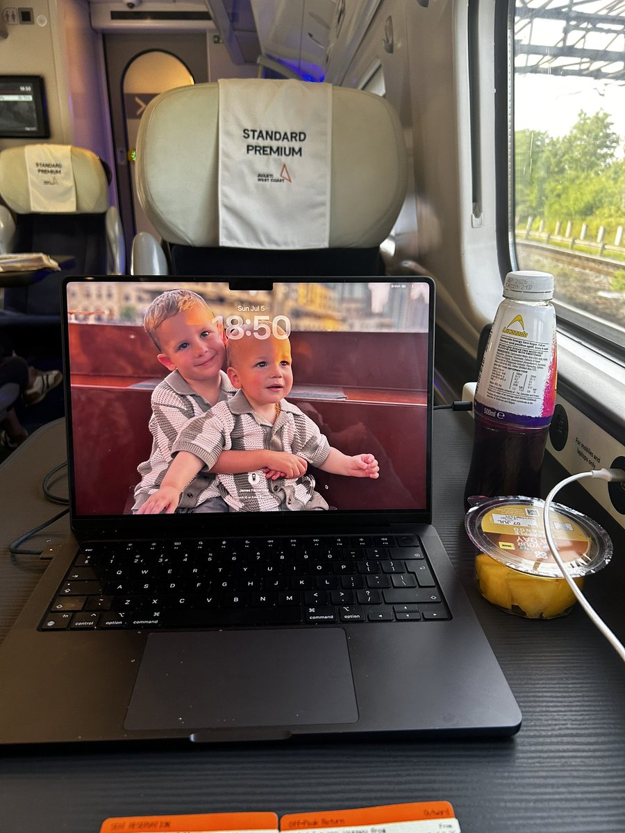 J_Fernandes93's tweet photo. West Worthing > Manchester 👨🏻‍💻🚂 https://t.co/fm9CTl249w