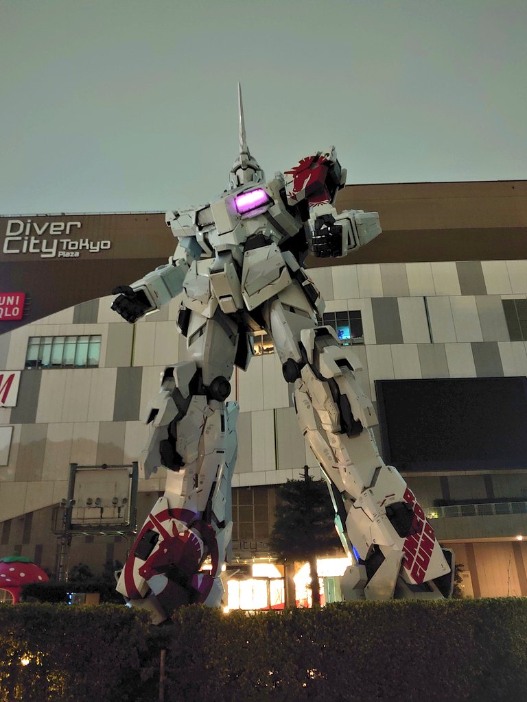 kittycherry01w1's tweet photo. 深夜現場終わって早朝現場とのあいだにフィナーレマーキングのユニコーン見に来た。
ド深夜なので誰も居ないから独り占めでじっくり見れる。
��胸のサイコフレームだけビカビカしてる。
深夜なので一切照明等無いのに結構明るく撮れるのに驚き。
真っ赤なマーキングはカーディアスの血かな? https://t.co/s2Wv4Bvuct
