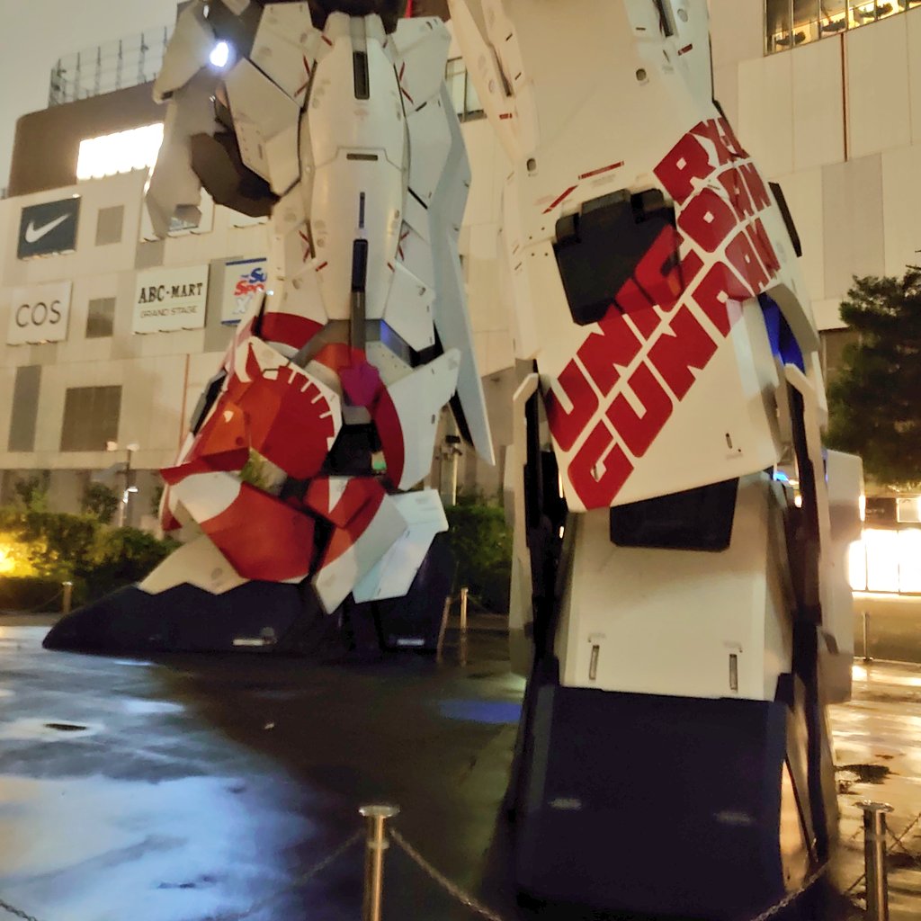 kittycherry01w1's tweet photo. 深夜現場終わって早朝現場とのあいだにフィナーレマーキングのユニコーン見に来た。
ド深夜なので誰も居ないから独り占めでじっくり見れる。
��胸のサイコフレームだけビカビカしてる。
深夜なので一切照明等無いのに結構明るく撮れるのに驚き。
真っ赤なマーキングはカーディアスの血かな? https://t.co/s2Wv4Bvuct