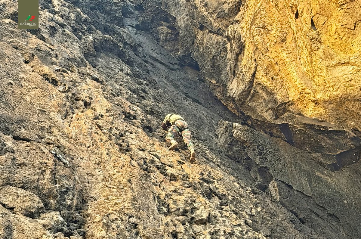 Exercito_pt's tweet photo. 🧗‍♂️ 𝐂𝐚𝐩𝐚𝐜𝐢𝐭𝐚𝐫 𝐩𝐚𝐫𝐚 𝐨𝐩𝐞𝐫𝐚𝐫 𝐞𝐦 𝐭𝐞𝐫𝐫𝐞𝐧𝐨𝐬 𝐞𝐱𝐢𝐠𝐞𝐧𝐭𝐞𝐬

🇵🇹🇦🇴 A Assessoria Militar Portuguesa, integrada no Projeto 1 - "Apoiar a Estrutura Superior da Defesa Nacional e das Forças Armadas Angolanas", apoiou a realização do 1.º Curso de Montanhismo Militar, na Escola de Formação de Forças Especiais.

🎯 Este curso pioneiro permitiu capacitar militares para atuar em ambientes de elevada exigência, desenvolvendo competências na transposição de obstáculos naturais, na mobilidade em terreno complexo e na execução de operações em ambiente vertical.

💪 Esta formação reforça a cooperação militar entre Portugal e Angola e contribui para o desenvolvimento de capacidades operacionais modernas, eficazes e adaptadas aos desafios atuais e futuros.

Desde sempre a honrar Portugal!
#ExércitoPortuguês #Potencial_Humano #Cooperação_Internacional #Prontidão #Lealdade #Disponibilidade #Disciplina