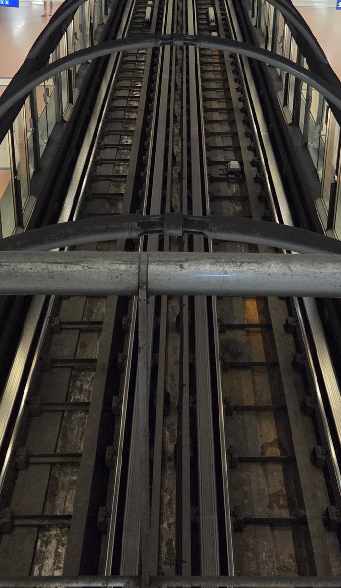 Parmatt_75's tweet photo. Disparition du tapis PA de "Meteor" en cours (inutilisé depuis le renouvellement SAET) @Ligne14_RATP https://t.co/sJVTsp1H8W