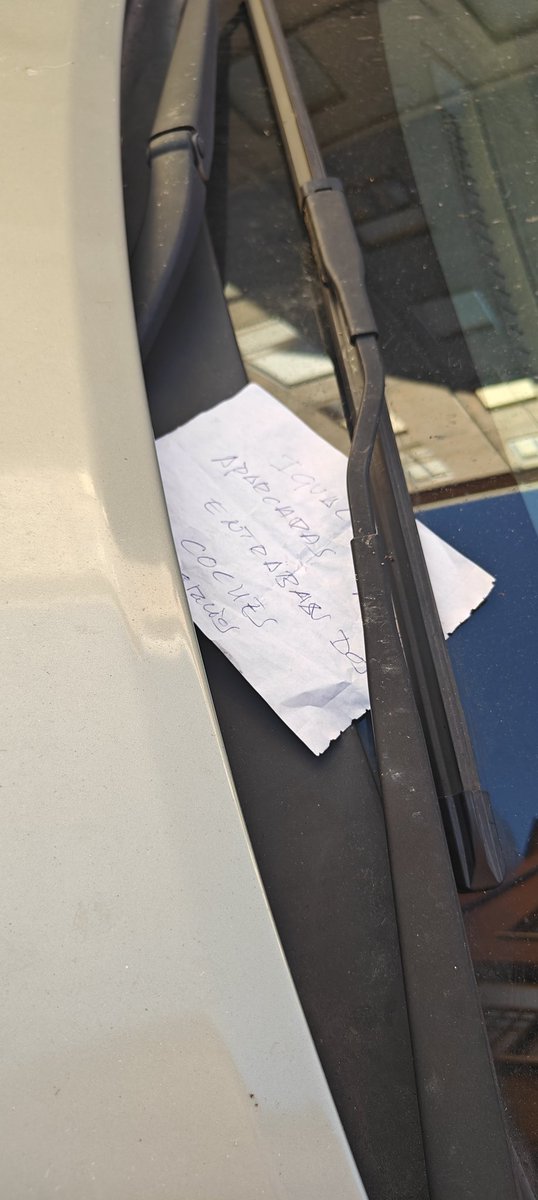 AlberTuCulo's tweet photo. 5 días van... 
De momento lleva 2 notas en el parabrisas... 
Cuantos vecinos dejarán su agradecimiento a semejante subnormal...? https://t.co/8YASyQzKR0