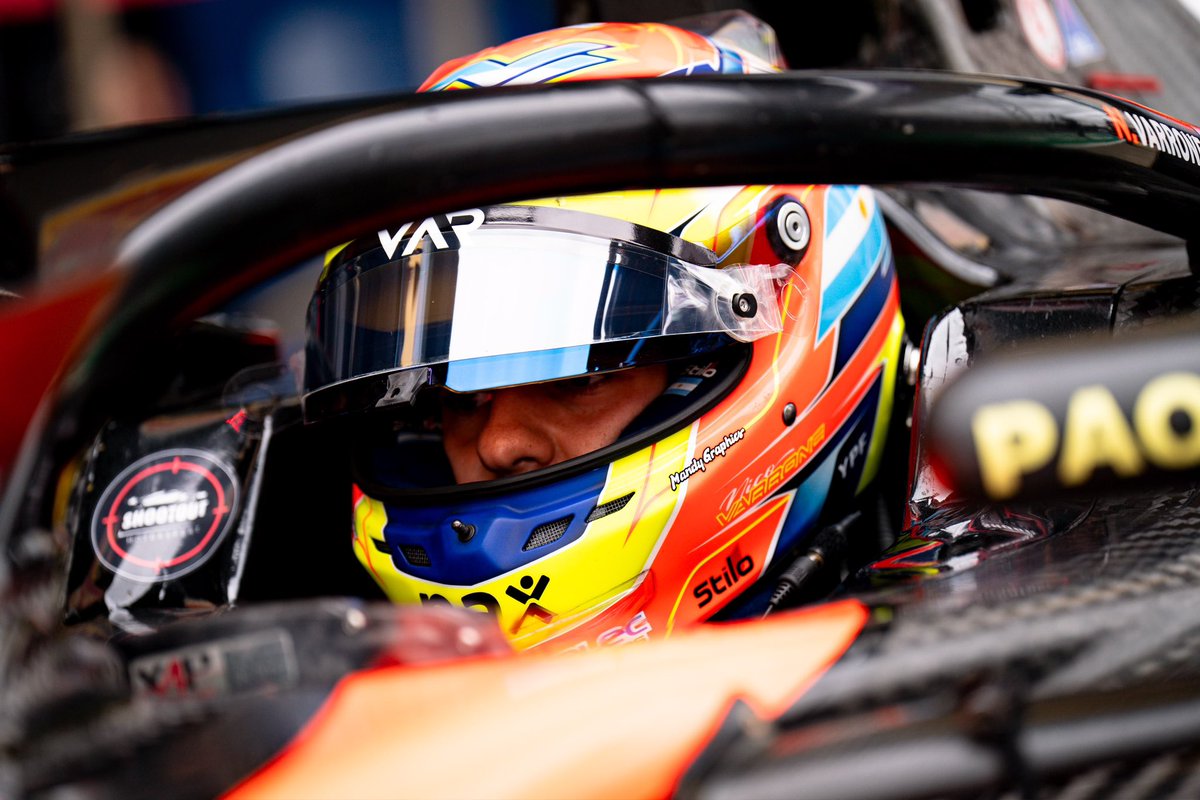 NicoVarrone's tweet photo. Cerramos Silverstone con un P13. 🇬🇧

Después de una clasificación complicada que nos obligó a largar desde el P19 durante todo el fin de semana, encontramos buen ritmo y fuimos para adelante en las dos carreras.

El sábado remontamos desde el fondo hasta cruzar la bandera en P14, aunque una penalización nos dejó finalmente P18. El domingo hicimos una gran largada, avanzamos hasta el P11 y quedamos muy cerca de volver a sumar puntos. A dos vueltas del final, un toque en plena pelea dañó el alerón delantero y nos hizo caer al P13.

Mucha bronca por no haber podido sumar puntos, pero nos queda la tranquilidad de haber recuperado ritmo y de haber podido ir hacia adelante durante todo el fin de semana. Felicitaciones a Rafa por los dos podios, que también muestran el trabajo y el potencial del equipo.

Seguiremos dando pelea. Nos vemos en Spa! 🇦🇷👊🏼