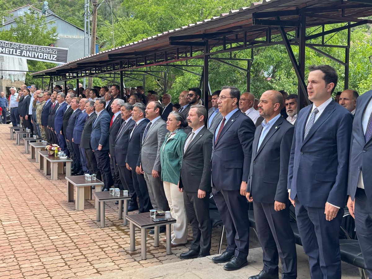 HurDavaPartisi's tweet photo. Genel Başkan Yardımcımız Mahmut Şahin beraberindeki heyetle, Erzincan'ın Kemaliye ilçesine bağlı Başbağlar köyünde 33 yıl önce PKK tarafından gerçekleştirilen katliamın yıl dönümü münasebetiyle düzenlenen anma programına katıldı. https://t.co/NijwE2nFwq