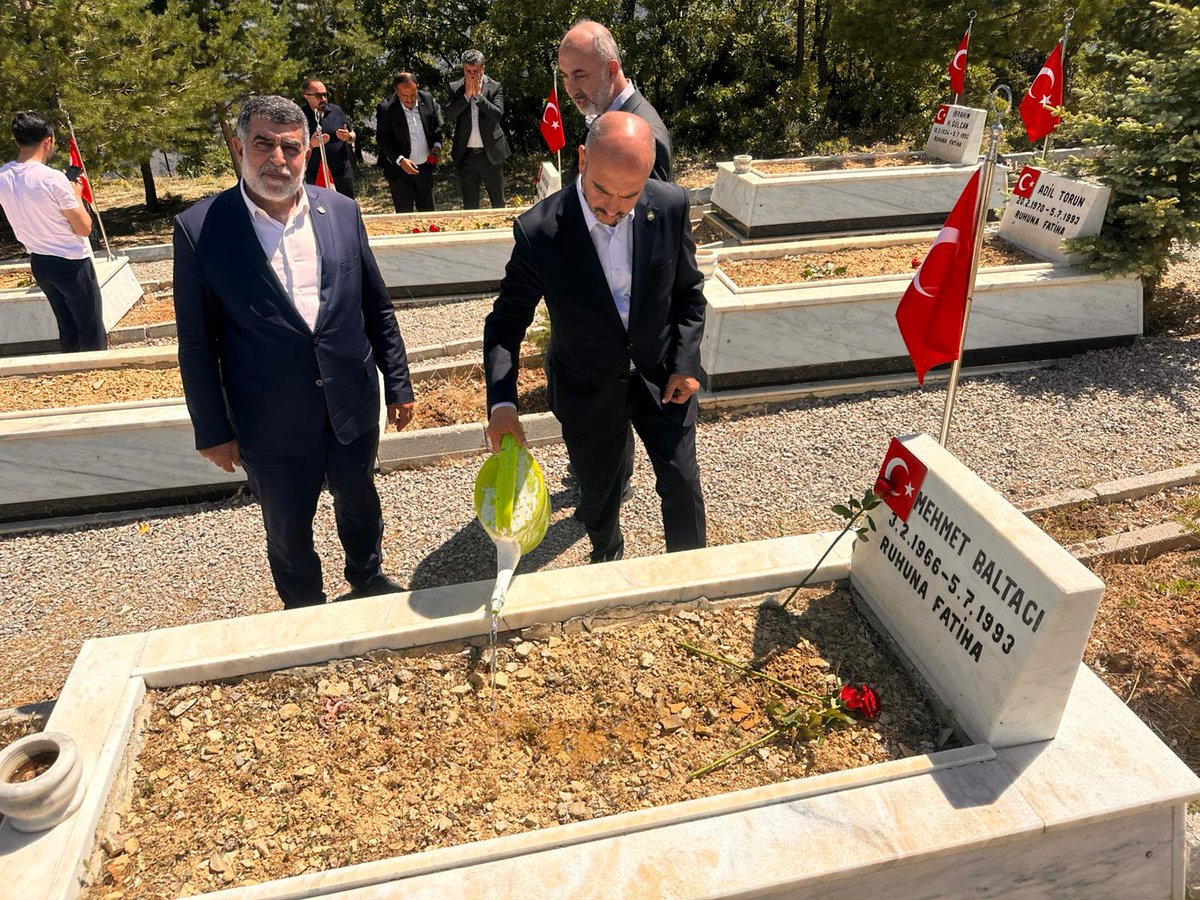 HurDavaPartisi's tweet photo. Genel Başkan Yardımcımız Mahmut Şahin beraberindeki heyetle, Erzincan'ın Kemaliye ilçesine bağlı Başbağlar köyünde 33 yıl önce PKK tarafından gerçekleştirilen katliamın yıl dönümü münasebetiyle düzenlenen anma programına katıldı. https://t.co/NijwE2nFwq