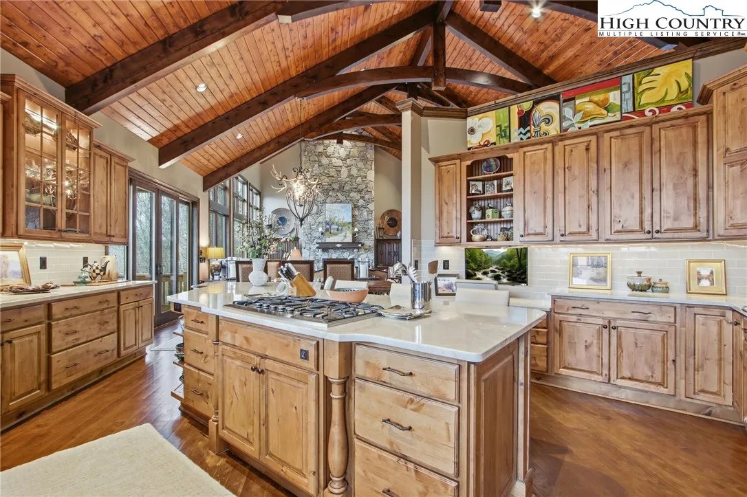 LUXRE's tweet photo. Perched at one of the premier elevations within the exclusive Elk River Club, this 4-bedroom, 3.5-bath mountain contemporary residence is a masterclass in craftsmanship. 

🗝️ Elk River Realty | $2,950,000 USD | https://t.co/fEmyxzVoQZ https://t.co/1jyVYxNQrn