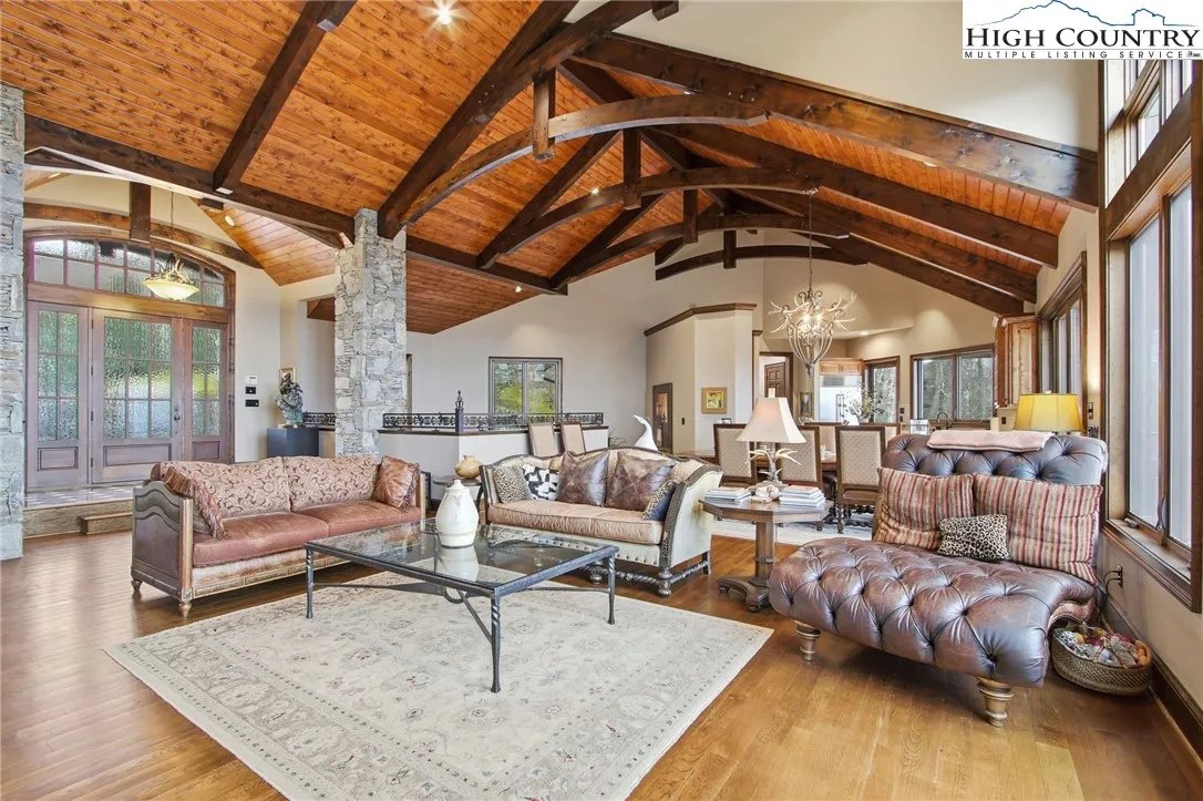 LUXRE's tweet photo. Perched at one of the premier elevations within the exclusive Elk River Club, this 4-bedroom, 3.5-bath mountain contemporary residence is a masterclass in craftsmanship. 

🗝️ Elk River Realty | $2,950,000 USD | https://t.co/fEmyxzVoQZ https://t.co/1jyVYxNQrn