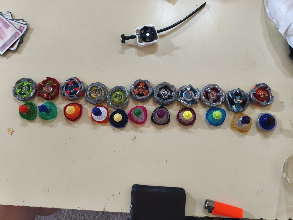 Imper93's tweet photo. Kdd con los colegas y nos ponemos con torneos de Beyblade, 30 años de media tienen las criaturas: https://t.co/K6pwkdJ8eQ