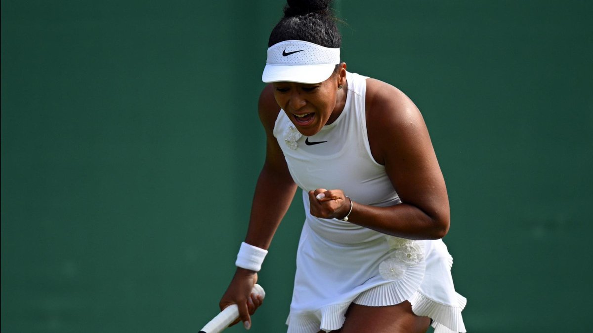 LikeChrisss's tweet photo. Bonswa laprès pale, ekri ak televize.

Koze pa pou nou, men fòk mwen pataje eksplwa kouzin mwen Notre Naomi Osaka a avèk nou kan menm.

Naomi sot bat nimewo 1 mondyal la Aryna Sabalenka, nan 2 sèt a 0.

Naomi delivre yon pèfòmans tèt chaje kote li montre pa gen anpil lòt ki talan pase l sou sikui tenis la.

Naomi pral jwe Kadefinal nan Wimbledon pou premye fwa nan karyèl.

Mwen te kontan viv match sila ❤️
