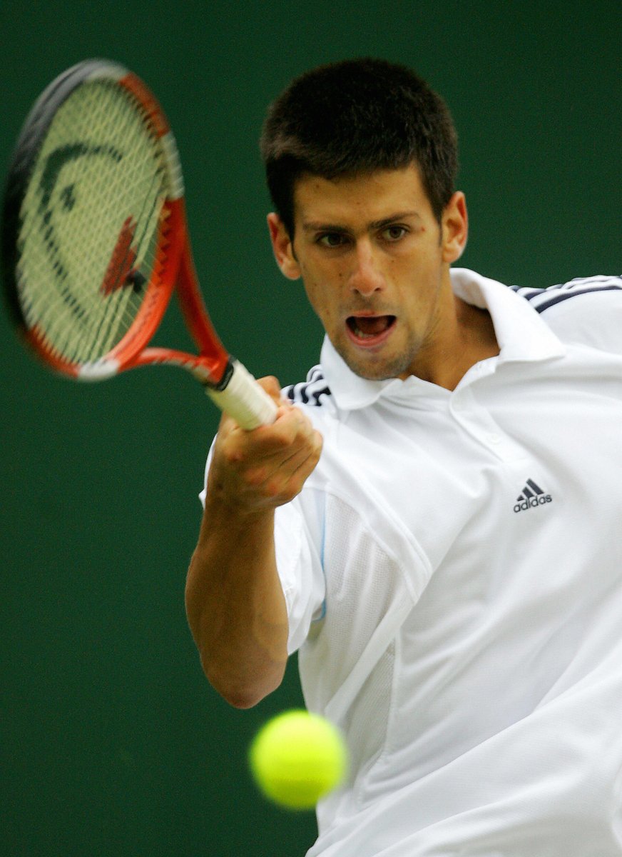 ATPTour_ES's tweet photo. Desde esa 📸 han pasado 2⃣1⃣ años y 1⃣0⃣6⃣ victorias en #Wimbledon 

📌 https://t.co/T6tjKZNZFE

@DjokerNole | @Wimbledon https://t.co/C5SgjRBTIn