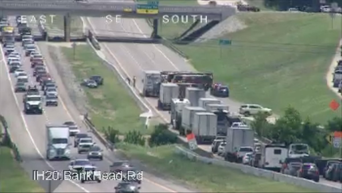 DFWscanner's tweet photo. Major Accident (Weatherford) Emergency crews have closed all eastbound lanes of I20 due to a major accident near Center Point Road. Vehicles are going the opposite direction on the on-ramp to get back to the service road. Expect extended issues in this area! https://t.co/SAGWTT19fk