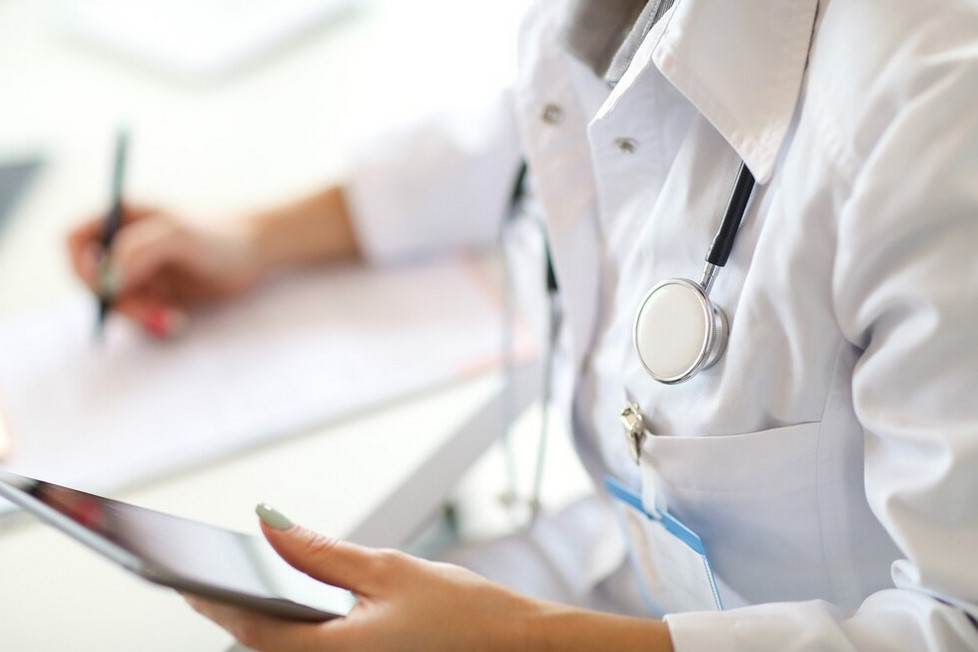 pasgestion's tweet photo. 🩺 En medicina estética el deber de consentimiento informado es más intenso que en medicina curativa. El paciente no está obligado a operarse. El TS lo aplica y confirma la condena..... https://t.co/wIDgk4bmvt https://t.co/Oudz5Q8OiB