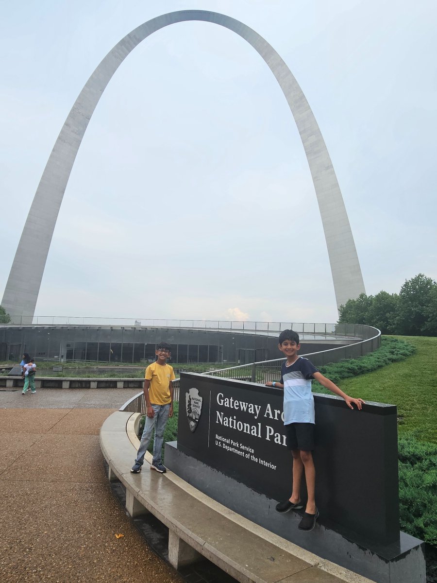 GatewayArchSTL's tweet photo. Officially made it to the smallest national park in the US, featured the tallest arch in the world! 

Thanks to the Naidu family for sending this photo! https://t.co/6NWp8AZn4U
