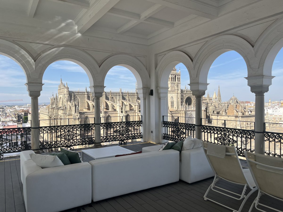 madearrea's tweet photo. @Mara64960027575 @forocoches Mira a ver cuánto vale un hotel para las mismas personas y con las mismas calidades en la misma zona de Sevilla. Que yo visité (no estaba alojado) un apartamento de 1.000€ la noche en Sevilla y merecía cada euro. Estas eran las vistas desde la planta de arriba. https://t.co/AuyluU89fJ