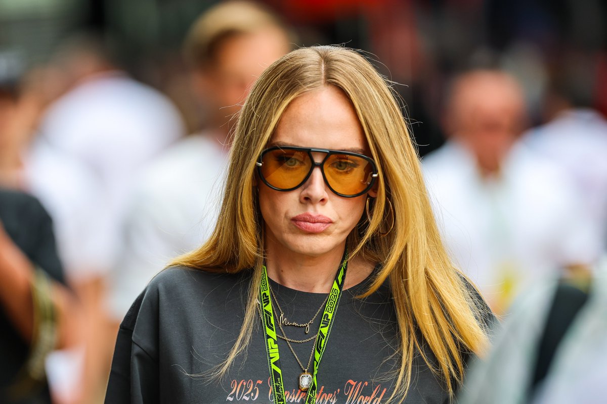 RollingStone's tweet photo. Adele is outside at Great Britain's F1 Grand Prix 🏎️

📸 Getty Images https://t.co/FFvnQcegJx