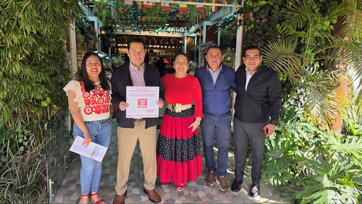 PETEOOAX's tweet photo. 🔴⚪ La Ola Grana Cochinilla continúa fortaleciéndose en la Mixteca Alta.

En un acto de consolidación institucional, la Presidenta del Partido de la Transformación Oaxaqueña, Salomé Martínez, acompañada del Presidente municipal de Tlaxiaco, Jorge Octavio Martínez Hernández —quien forma parte de nuestras filas—, presidió la toma de protesta de los nuevos Comités Municipales del Distrito de Tlaxiaco. Este evento reafirma nuestro compromiso de construir un partido enraizado en la ciudadanía y presente en cada territorio.

La ceremonia contó con la participación de nuestra Secretaria General, el Secretario de Organización, el Secretario de Vinculación y Eduardo López Pérez, Coordinador Distrital de nuestro partido, quienes acompañaron este proceso de fortalecimiento estructural.

Con la integración de estos nuevos comités, avanzamos en la consolidación de nuestra organización interna y ampliamos los espacios de participación ciudadana en toda la región. La transformación continúa con presencia territorial firme en la Mixteca Alta.

#SomosLaFuerzaDeLaTransformación
#LaFuerzaDelCambioVerdadero

@SalomeMtzS