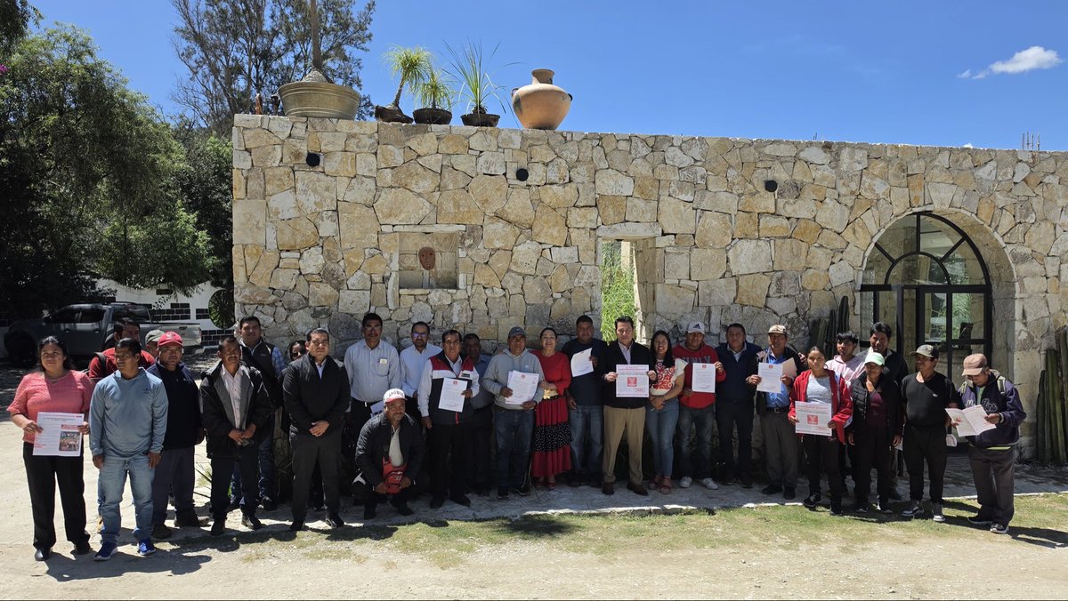 PETEOOAX's tweet photo. 🔴⚪ La Ola Grana Cochinilla continúa fortaleciéndose en la Mixteca Alta.

En un acto de consolidación institucional, la Presidenta del Partido de la Transformación Oaxaqueña, Salomé Martínez, acompañada del Presidente municipal de Tlaxiaco, Jorge Octavio Martínez Hernández —quien forma parte de nuestras filas—, presidió la toma de protesta de los nuevos Comités Municipales del Distrito de Tlaxiaco. Este evento reafirma nuestro compromiso de construir un partido enraizado en la ciudadanía y presente en cada territorio.

La ceremonia contó con la participación de nuestra Secretaria General, el Secretario de Organización, el Secretario de Vinculación y Eduardo López Pérez, Coordinador Distrital de nuestro partido, quienes acompañaron este proceso de fortalecimiento estructural.

Con la integración de estos nuevos comités, avanzamos en la consolidación de nuestra organización interna y ampliamos los espacios de participación ciudadana en toda la región. La transformación continúa con presencia territorial firme en la Mixteca Alta.

#SomosLaFuerzaDeLaTransformación
#LaFuerzaDelCambioVerdadero

@SalomeMtzS
