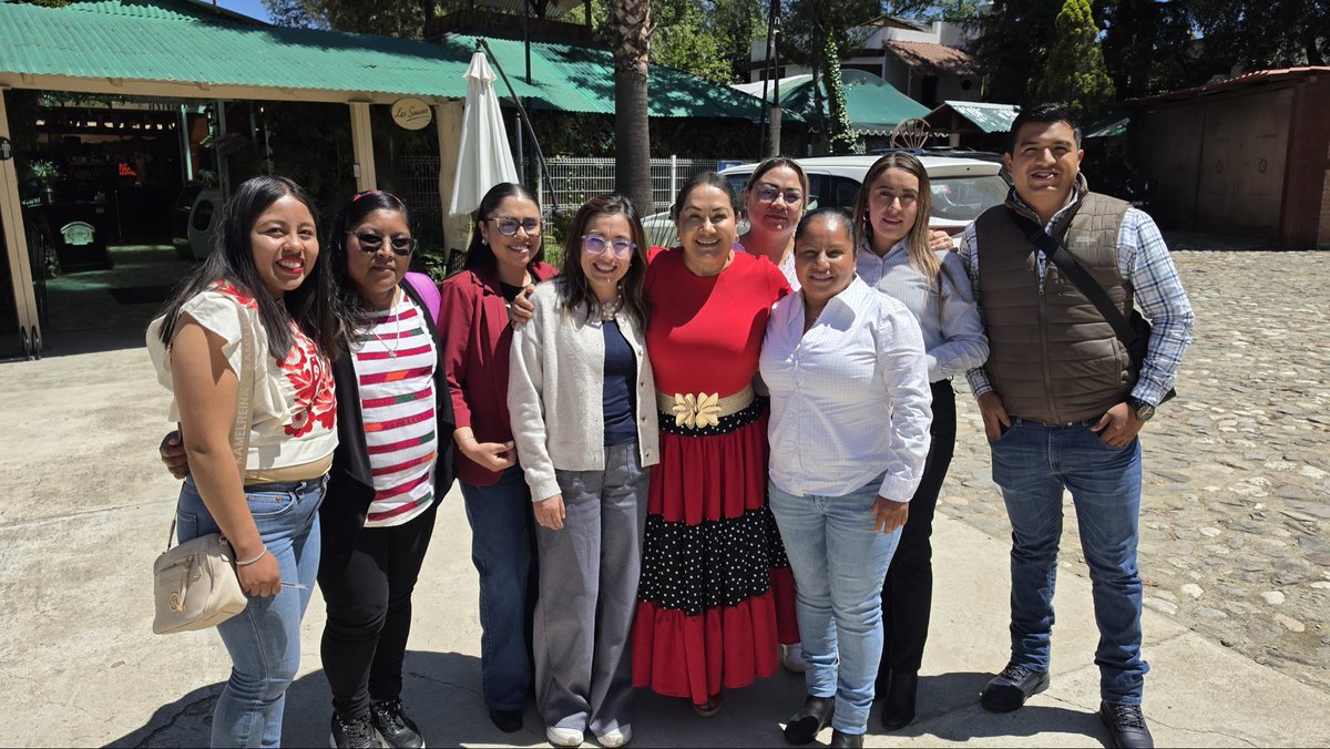 PETEOOAX's tweet photo. 🔴⚪ La Ola Grana Cochinilla continúa fortaleciéndose en la Mixteca Alta.

En un acto de consolidación institucional, la Presidenta del Partido de la Transformación Oaxaqueña, Salomé Martínez, acompañada del Presidente municipal de Tlaxiaco, Jorge Octavio Martínez Hernández —quien forma parte de nuestras filas—, presidió la toma de protesta de los nuevos Comités Municipales del Distrito de Tlaxiaco. Este evento reafirma nuestro compromiso de construir un partido enraizado en la ciudadanía y presente en cada territorio.

La ceremonia contó con la participación de nuestra Secretaria General, el Secretario de Organización, el Secretario de Vinculación y Eduardo López Pérez, Coordinador Distrital de nuestro partido, quienes acompañaron este proceso de fortalecimiento estructural.

Con la integración de estos nuevos comités, avanzamos en la consolidación de nuestra organización interna y ampliamos los espacios de participación ciudadana en toda la región. La transformación continúa con presencia territorial firme en la Mixteca Alta.

#SomosLaFuerzaDeLaTransformación
#LaFuerzaDelCambioVerdadero

@SalomeMtzS
