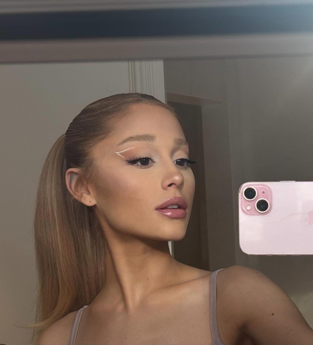 AGSpotify7's tweet photo. unpopular opinion: i miss ariana's 2024 eyebrows, they looked so good on her and matched her face structure.. https://t.co/nqMtbVGrFQ