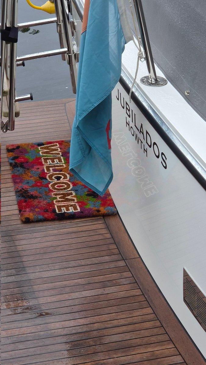 mylastsatoshi's tweet photo. Howth is an Irish village on the Howth Peninsula, east of central Dublin.
Jubilados are retired individuals or pensioners, typically receiving a post-career pension.
I love that Welcome mat.
#Howth #Jubilados #Welcome
#Dublin #DromodHarbour https://t.co/gmVqGN2uYa