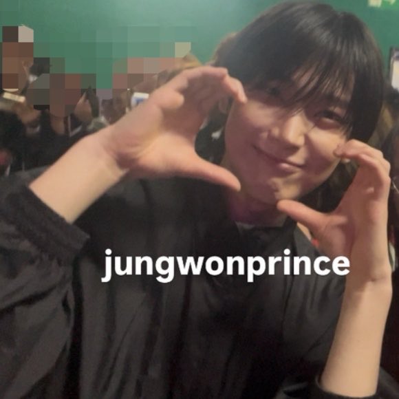 jungwonprince's tweet photo. minha interação com o sunoo: eu falei que minha mae amava ele e ele "mother, wow", tirou foto com a gente, eu fiz biquinho na foto e ele imitou KKKK 

um querido serio msm https://t.co/xFV64EZDIX