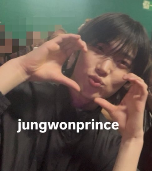 jungwonprince's tweet photo. minha interação com o sunoo: eu falei que minha mae amava ele e ele "mother, wow", tirou foto com a gente, eu fiz biquinho na foto e ele imitou KKKK 

um querido serio msm https://t.co/xFV64EZDIX