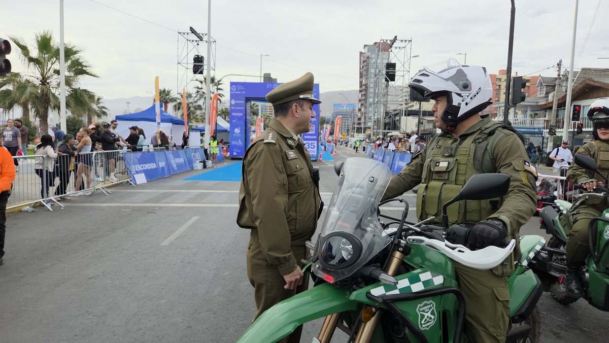 CarabAntof's tweet photo. 🏊‍♀️🏃‍♀️🚴‍♂️ #AHORA El Prefecto de #Carabineros #Antofagasta entrega detalles de lo que ha sido el despliegue preventivo en el marco del Campeonato Panamericano de #Triatlón que se encuentra en su segunda y última jornada.
#OrdenYPatria https://t.co/VL4KrVLMl9