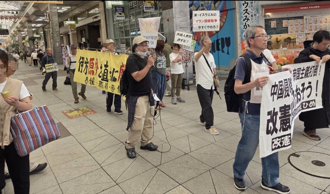 daikoushinehime's tweet photo. 「改憲·戦争阻止!大行進えひめ」で呼びかけた10回目の #反戦デモ です
松山のアーケード街をアピールしながらゆっくり歩きました

いっしょについてきて拳をあげる高校生たち

途中からデモに加わる人が幾人も
「#高市たおせ！」とコールを繰り返しました https://t.co/aKvUVk4iD9