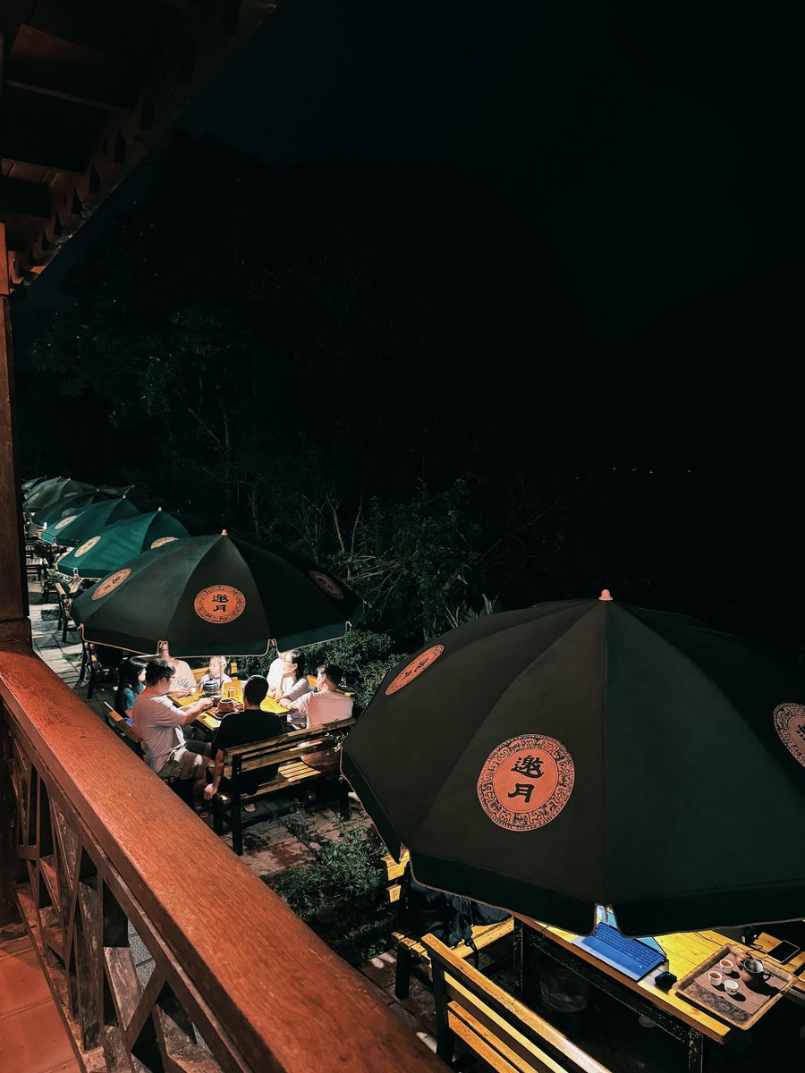 Summerhlok's tweet photo. ライブハウスの音楽とグルーヴに浸り、この瞬間の熱狂を楽しむ。 https://t.co/q4ogaDcnaB