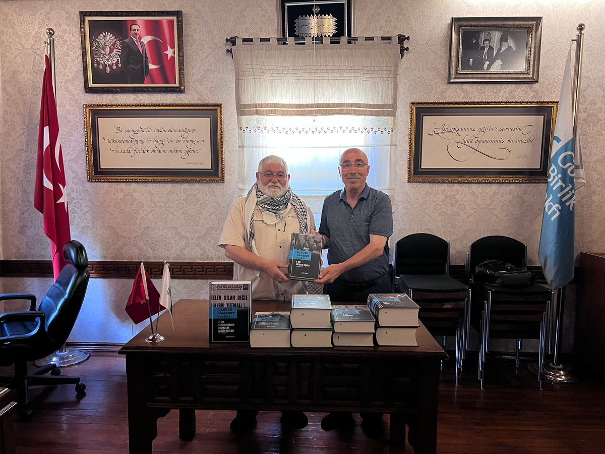 hakkioznur_uh's tweet photo. EMNİYET’TE, BOYUN EĞMEDİ, SORGUDA DİK DURDU, C-5’TE İŞKENCELERE DİRENDİ. DAVASINDAN TAVİZ VERMEYEN MAHİR AĞABEY, DUALARIMIZ SENİNLE
12 Eylül 1980 öncesiydi. Zor ve fırtınalı yıllardı. Ölüm kol geziyor, kızıl namlular kan kusuyordu.   Mahir Damatlar bu karanlık ve yıllarda safını Ülkücü Hareket’ten yana seçmişti. 
1970 yılından itibaren Ankara’da Ülkücü mücadele içinde yer aldı.
1972-73 yıllarında Yenimahalle Camisi’nin altında Genç Ülkücüler Teşkilatını arkadaşlarıyla açtılar. Bu teşkilat kısa süre sonra kapatılınca, 1975’te Büyük Ülkü Derneği kuruldu ve başkanlığını yaptı. Dernek bir soruşturma geçirince ülküdaşlarıyla Yenimahalle Ülkü Ocaklarını kurdu ve başkanlığını yaptı.
Yenimahalle’de verilen Ülkücü mücadelenin liderliğini yaptı.
Mahir ağabey, mücadeleci yapısıyla, duruşuyla, tavrıyla, yiğitliğiyle Ülkücü gençlik hareketinde çok sevilen, sayılan, saygı duyulan bir isimdi.
1977 yılında şiddet sarmalının hüküm sürdüğü olayların il il, ilçe ilçe tüm Türkiye’yi sardığı o yıl, mücadeleci yönü ve teşkilatçılığı ile Genel Merkez’e alındı.
Mahir ağabeyle tanışmamız ve ağabey-kardeş ilişkimiz, 1985 yılı sonunda tahliye olmasının ardından Bizim Ocak dergisinde başladı. Ben de o dönemde MP/MÇP Ankara İl Teşkilatı’ndaydım. Kendisi, dönemin üniversiteli ülkücü gençleriyle Ocak’ta samimi sohbetlerde bulunuyor, onlara bir ağabey olarak yol gösteriyordu. 

Evet, 41 yıldır hukukumuz ve dostluğumuz bulunan Mahir Ağabey; ÜOD ve ÜGD Genel Başkanlığını yapmış olan şehit liderimiz Muhsin Başkan tarafından Ocak Genel Merkezi’ne alınmış, onunla birlikte çalışmış, 12 Eylül öncesinde Ülkü Ocakları Genel Merkez yöneticiliği yapmış bir dava büyüğümüzdür.

ABD iş birlikçisi beşli çete tarafından gerçekleştirilen 12 Eylül darbesinden sonra aranan isimlerdendi. 7 Ekim 1980 günü, Pol-Der’li çetelerin evine düzenlediği baskınla gözaltına alındı. Baskını düzenleyen ekibin başında, ülkücü düşmanı askerî savcı Albay Nurettin Soyer’e bağlı çalışan Zeki Kaman ve Dürüst Oktay gibi ülkücü düşmanları vardı. Emniyet ve C-5 işkence merkezinde ağır işkenceler görmesine rağmen davasından ve ülküsünden taviz vermedi.
Cunta rejimine bağlı çalışan kolluk kuvvetleri, onu Mamak Cezaevi’nden alarak 1983 yılında Denizli’ye, 1984 yılında ise İzmir’e götürdüler. Denizli’de de 12 gün boyunca benzer işkenceler yaptılar. Ardından İzmir’deki Narlıdere Cezaevi’ne götürdüler. Burada 34 gün kaldı. Daha sonra tekrar Mamak Cezaevi’ne getirildi. Mamak Cezaevi A Blok’ta tek kişilik hücrede ve koğuşlarda yattı.

Kolordu Komutanlığı içindeki C-5 adı verilen birimde sorgulandı. MHP ve Ülkücü Kuruluşlar Davası’nda yargılandı. 

10 Nisan 1985 tarihindeki duruşmada Başbuğ Alparslan Türkeş ve 15 arkadaşıyla birlikte tahliye edilenler arasındaydı. Tahliye olduktan sonra Başbuğ'un emriyle 1986-1992 yılları arasında "Gençlik Koordinatörü" olarak görev yaptı.

Ülke genelinde Bizim Ocak teşkilatlanmasını sağladı.
12 Eylül sonrasında MÇP ve BBP’de birlikte siyaset yaptık. 29 Temmuz 1993’te kurulan BBP’nin kurucularındandır. BBP’de Genel Başkan Vekilliği, Teşkilat Başkanlığı ve Genel Sekreterlik görevlerinde bulundu.

2002 yılı Haziran ayında kendi isteğiyle aktif siyasetten ayrıldı. 
Bugün Gönüllerde Birlik Vakfı Genel Başkanlığı görevini yürüten, Altınküre Uluslararası Yardım Derneği Onursal Başkanı olan vefakâr, fedakâr dava adamı,  Mahir Damatlar Ağabeyimiz, Ankara Etlik Hastanesi’nde tedavi görmektedir.

Kendisiyle dün akşam görüştüm. Ses tonu da morali de oldukça iyiydi. Bütün dava arkadaşlarımıza, ülküdaşlarımıza, gönüldaşlarımıza ve kardeşlerimize selamlarını iletti.
sabır ve tevekkül sahibi, Ağabeyimize Cenâb-ı Hak’tan sağlık, sıhhat ve şifa diliyoruz.

Rabbim, Şâfi ismi hürmetine şifa ihsan eylesin.
İnşallah en kısa zamanda sağlığına kavuşursun. Dualarımız seninle.